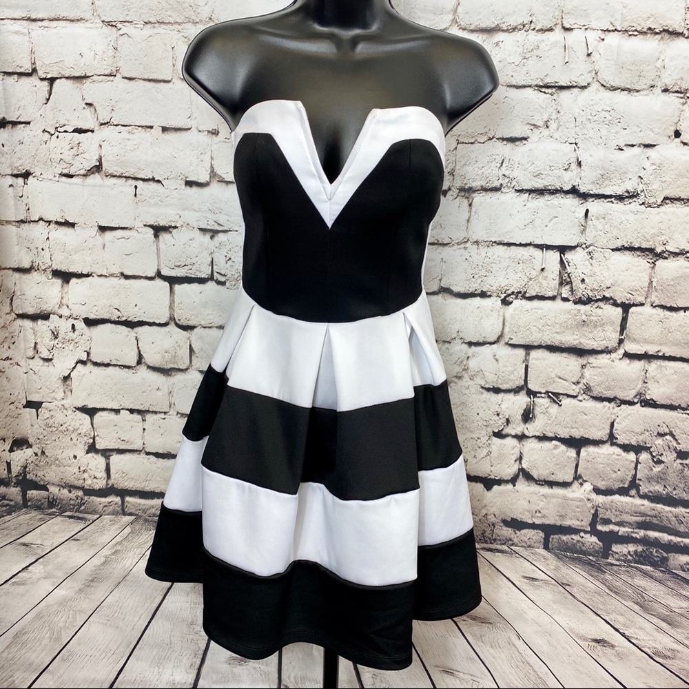 Charlotte Russe Strapless V Neck Cocktail Dress Sm
